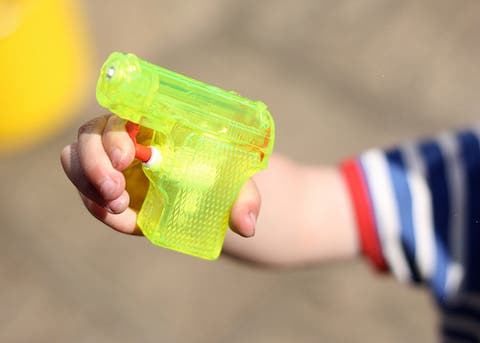 Vente à Découvert Un Pistolet à Eau Contre La Dette